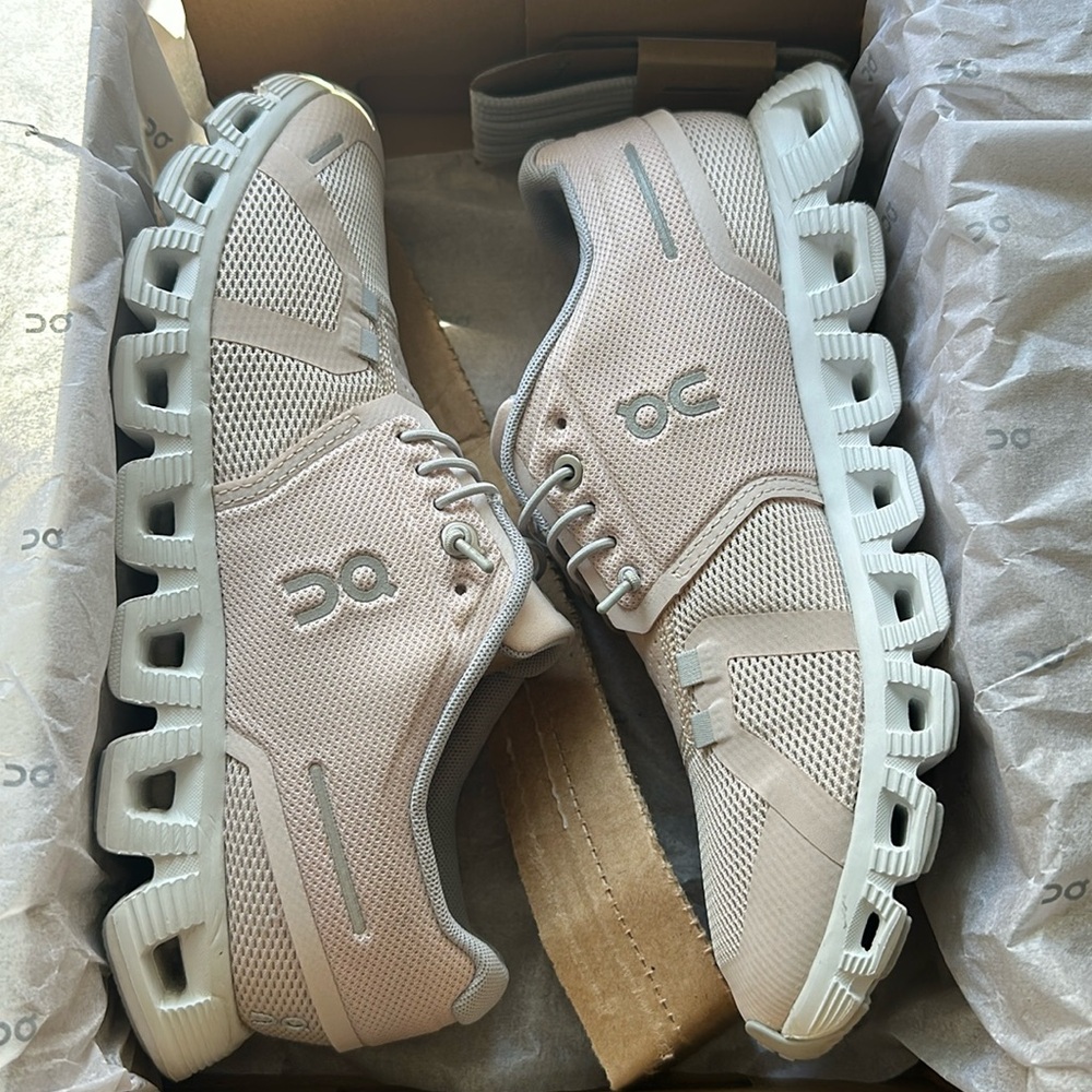 On Cloud - cloud 5 size 7 women’s color shell white